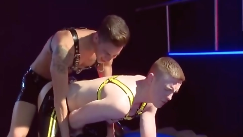 Married guy gets a hot pussy