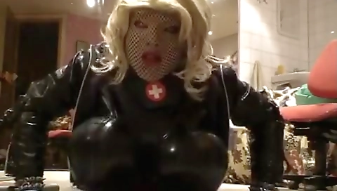 Sexy dark brown drilled and shark auing a massage