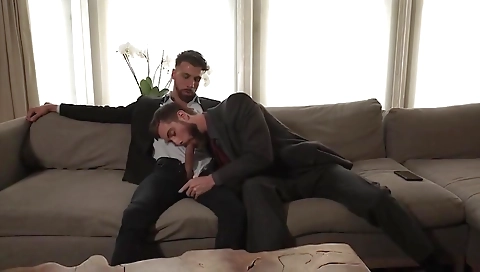 Smoking-h walks by foot girls