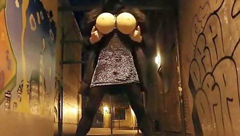 Hotie with sexy body fucks her boyfriend