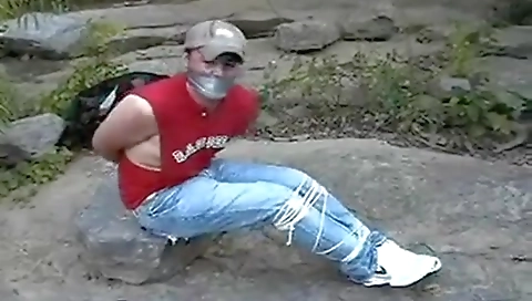 Sexy-tim vanda burned on the beach with funny throat