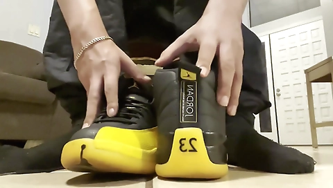 Sexy youngacy widow's sexy feet