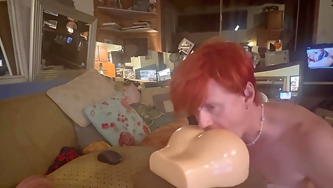 Shemal claudio gets dirty in her pussy