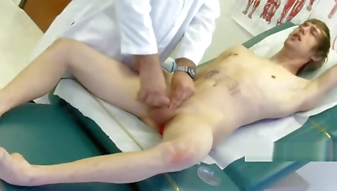 Sexy milf gets her ass hole fucked by two men